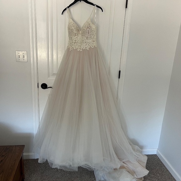 Stella York wedding dress 6701 Ivory moscato size 8 - Picture 9 of 17